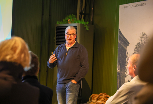 Toine Klaassen slot loevestein av branchevereniging Tandtechniek